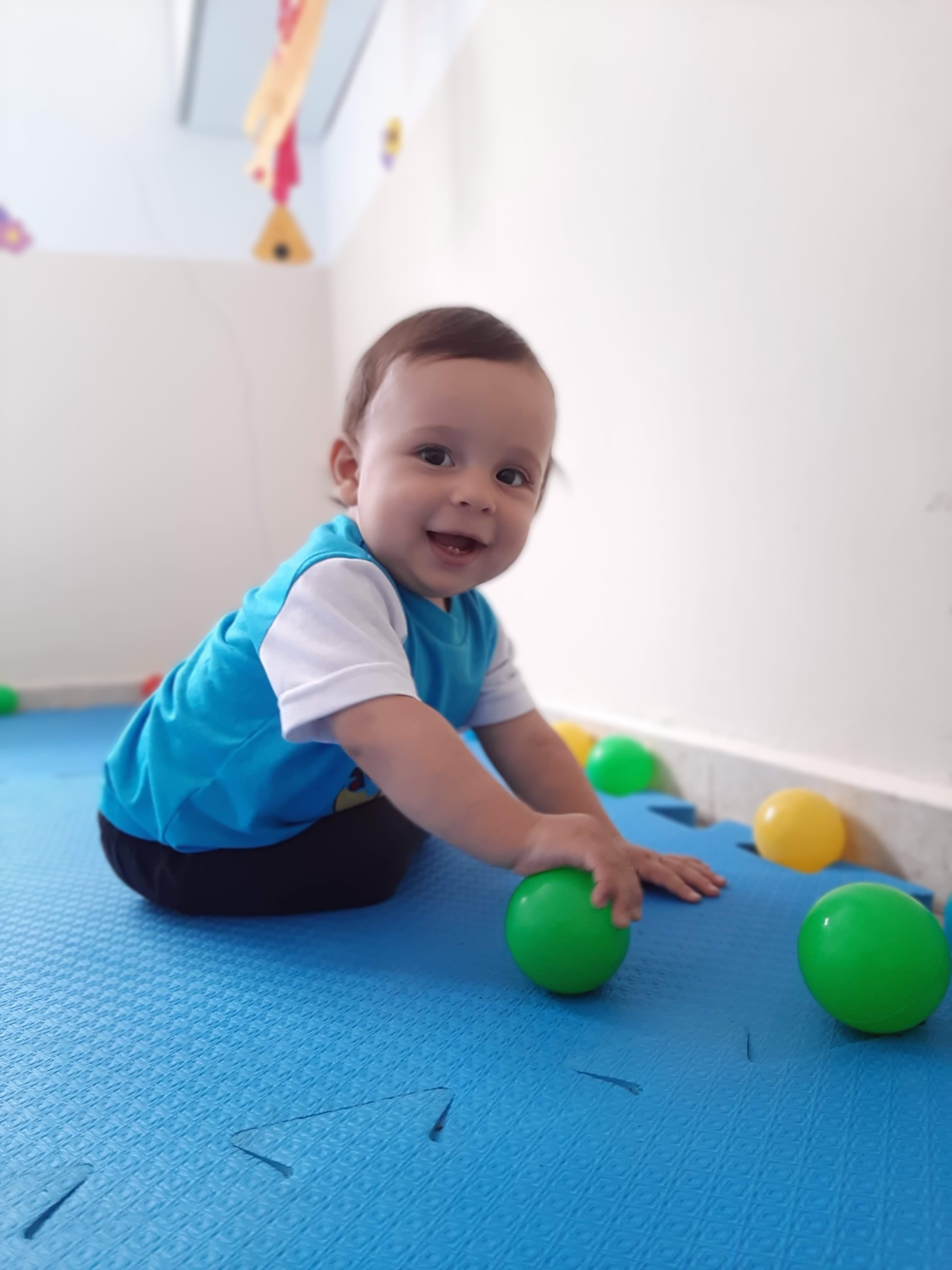Bebê brincando no berçário
